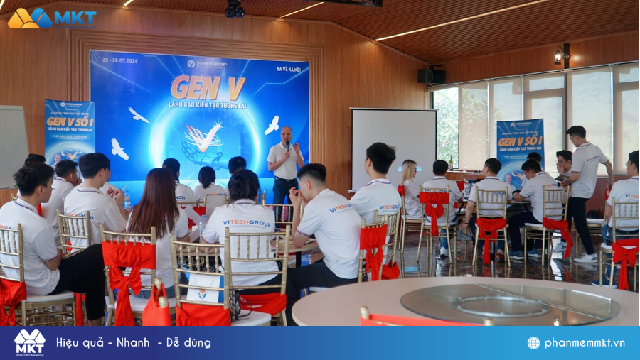 Anh Bùi Tùng Lâm chia sẻ kiến thức tại buổi học Chương trình đào tạo Gen V số 1